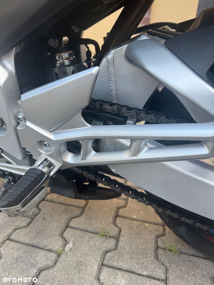 Suzuki GSR - 11