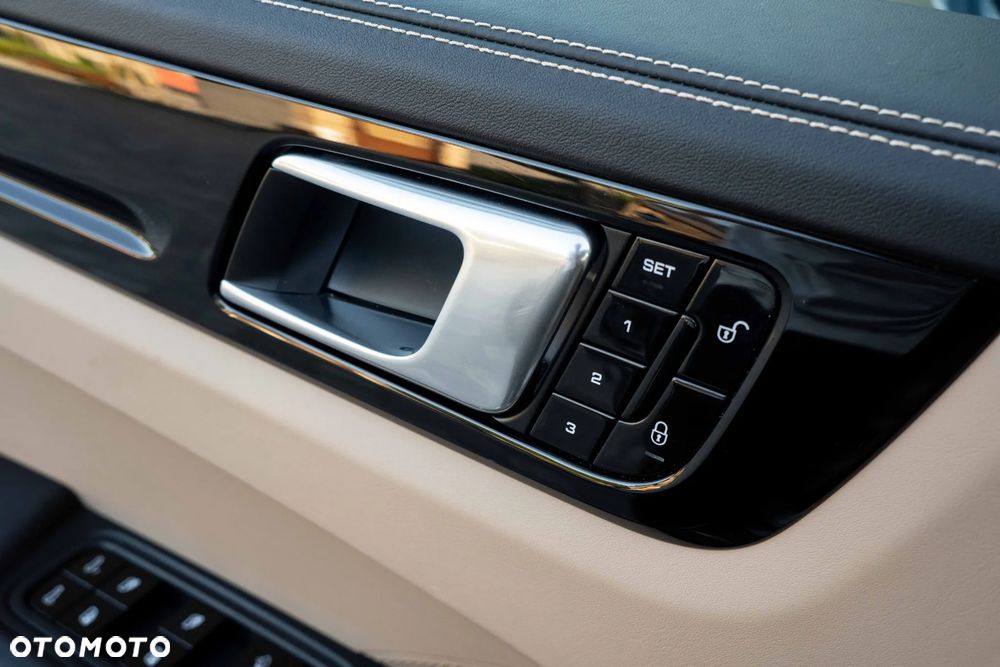 Porsche Cayenne S - 16