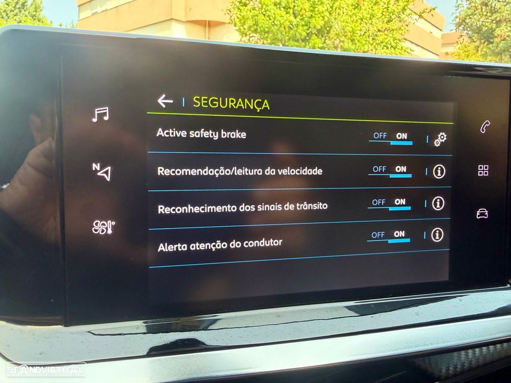 Peugeot e-2008 Allure - 12