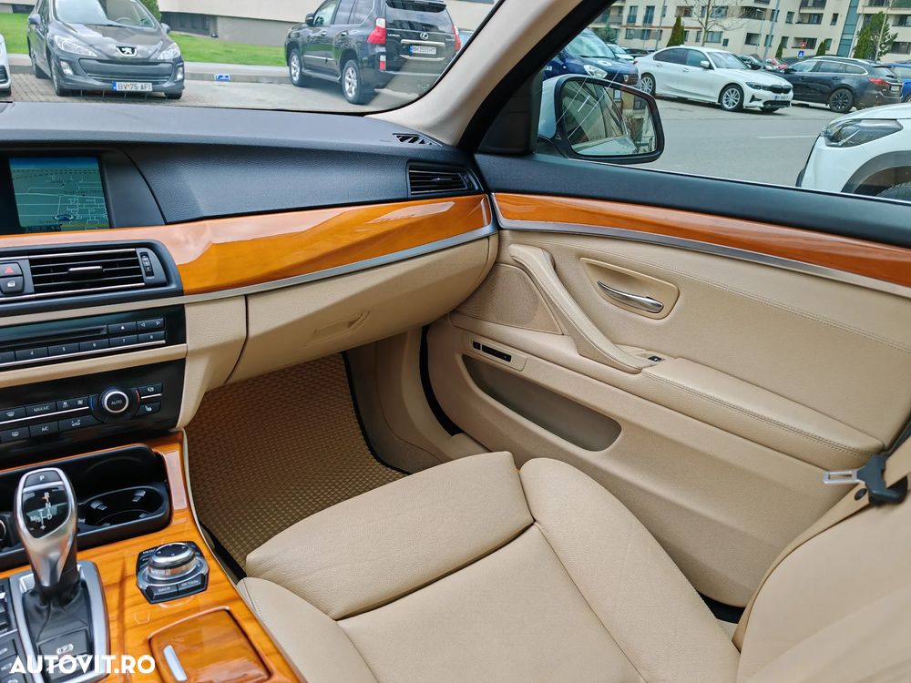 BMW Seria 5 525d xDrive AT - 32