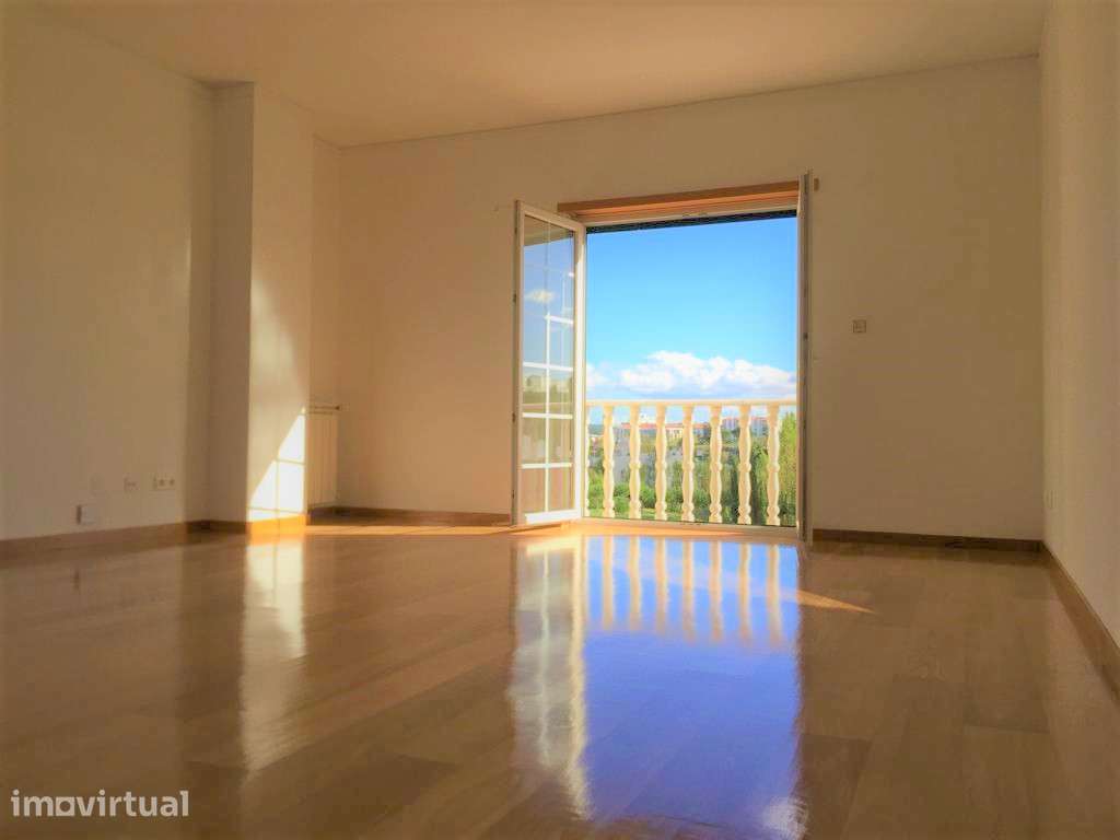 T2 todo orientado a SUL, VARANDAS, VISTA PANORÂMICA, à porta de LISBOA - Grande imagem: 5/41
