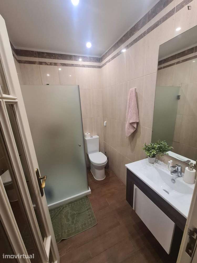 Quarto - localizado em Santa Marinha Porto - Grande imagem: 5/7