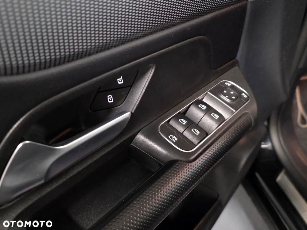 Mercedes-Benz GLB 200 7G-DCT - 16