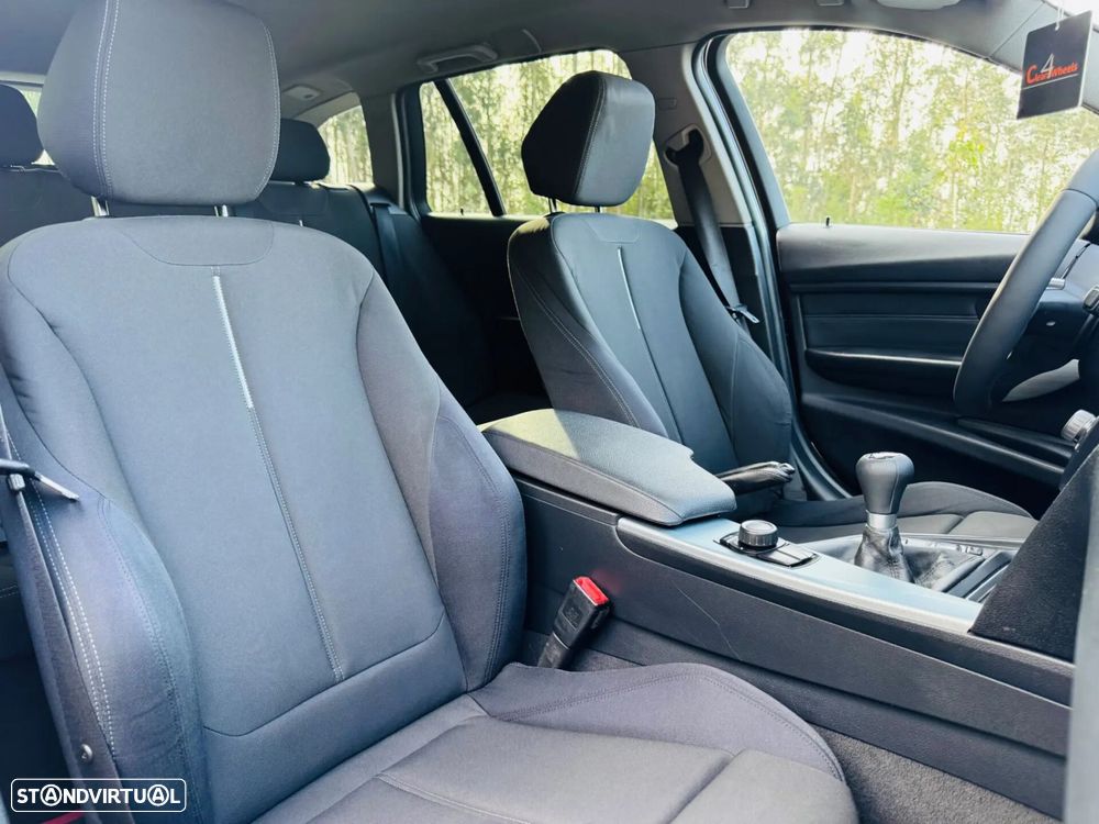 BMW 318 d Sport Line - 32