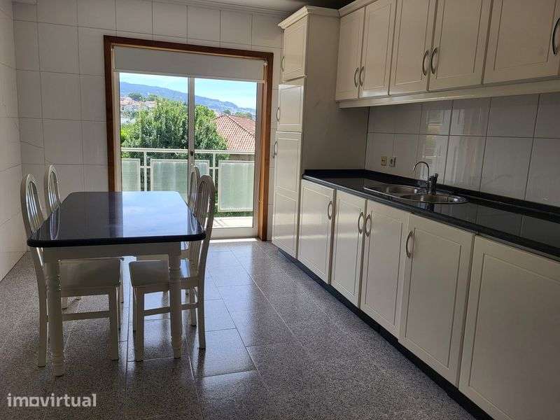Arrenda-se em Creixomil Guimarães, Apartamento T3 em 1° Andar - Grande imagem: 2/7