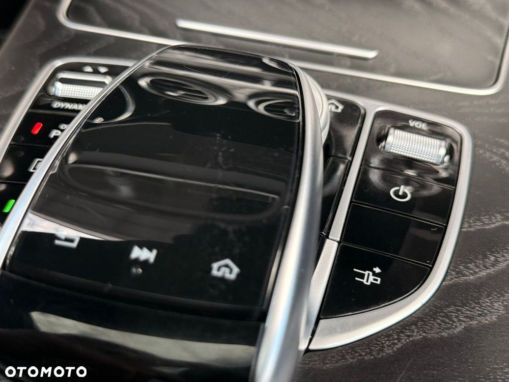 Mercedes-Benz Klasa C 200 4MATIC 9G-TRONIC - 23