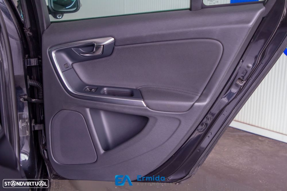 Volvo V60 2.0 D3 Momentum - 32