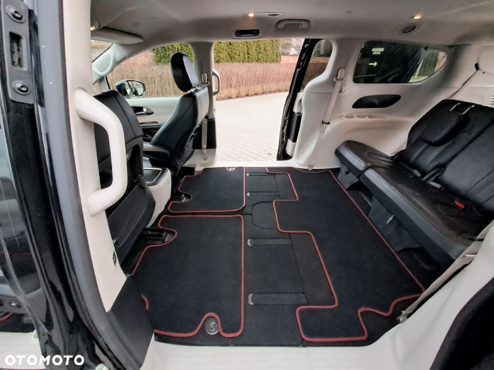 Chrysler Pacifica - 35