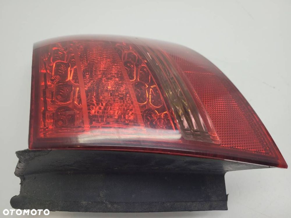 LAMPA TYŁ TYLNA PRAWA W BŁOTNIK AUDI A6 C6 KOMBI LIFT EU - 2