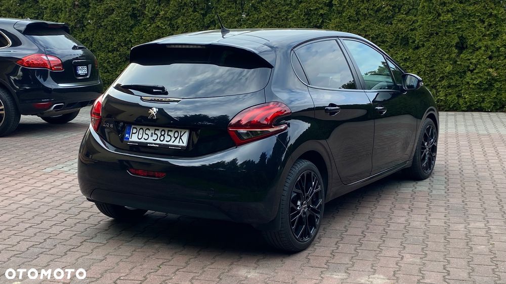 Peugeot 208 - 8