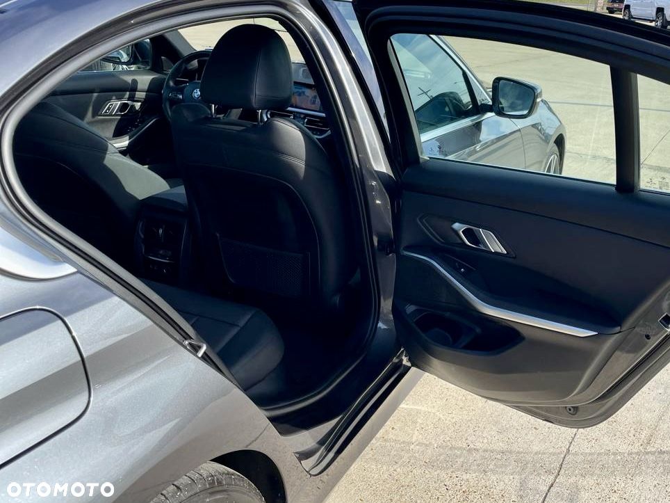 BMW Seria 3 330i - 9