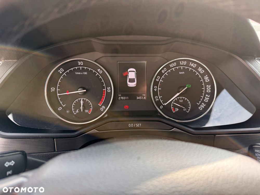 Skoda Superb 2.0 TDI Ambition DSG - 8