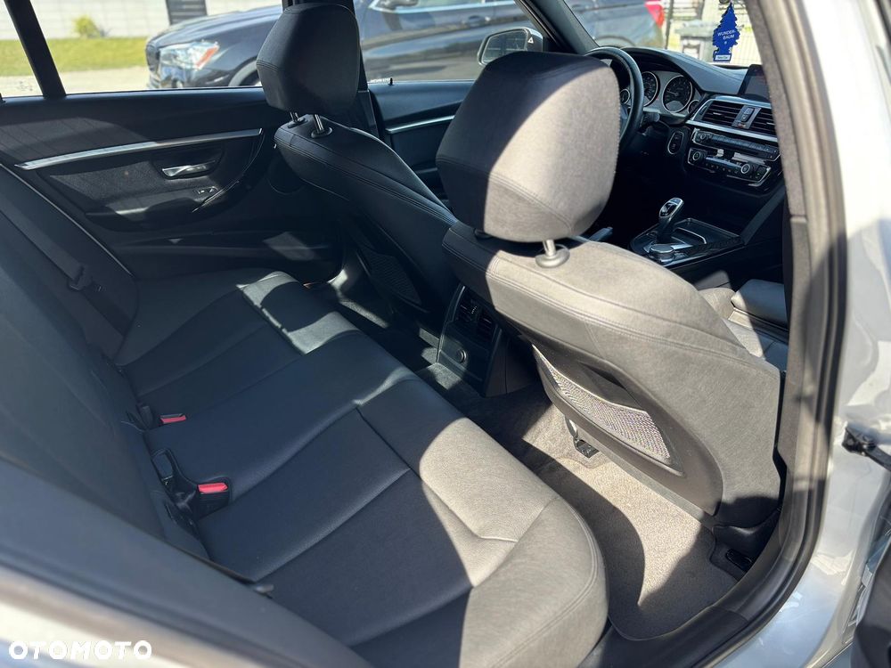 BMW Seria 3 330i Sport Line - 25