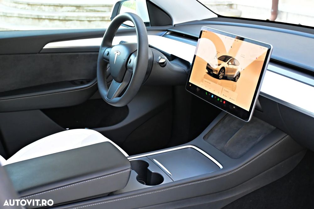 Tesla Model Y AWD Performance - 23