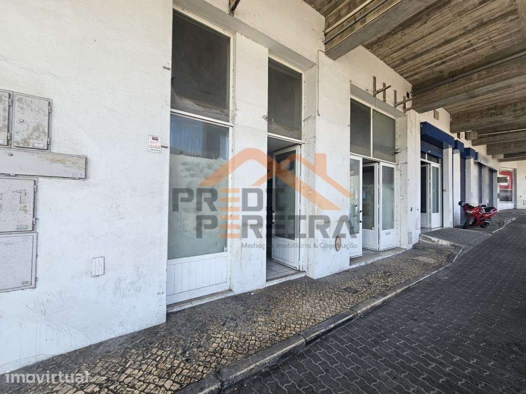 Situada na Póvoa de Santo Adrião, Odivelas, loja/armazém com 73.80 m². - Grande imagem: 4/5
