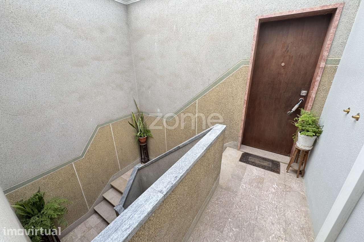 Luminoso T2 renovado no centro do Cacém com varandas e sótão prepar... - Grande imagem: 2/19