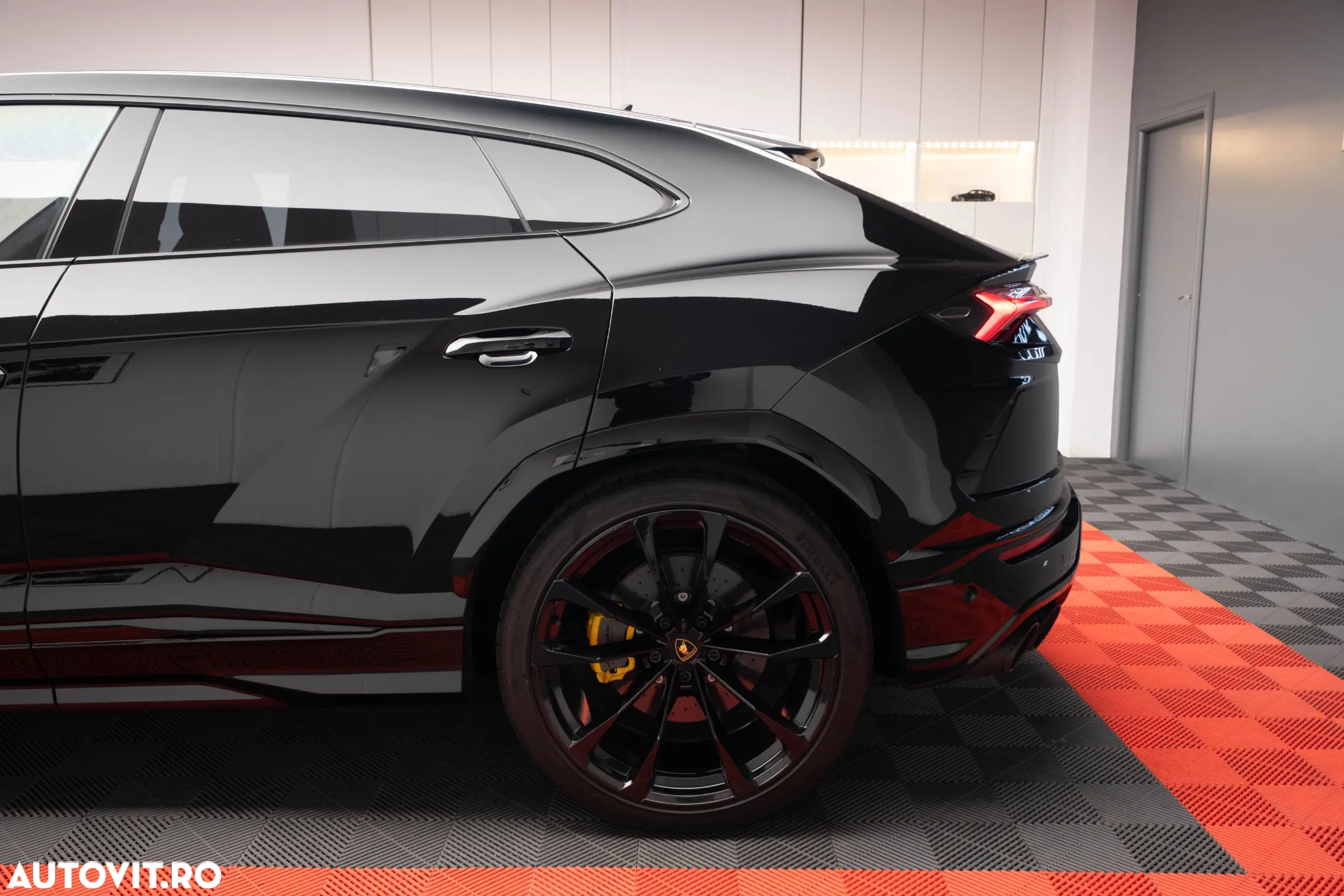 Lamborghini URUS Standard - 12