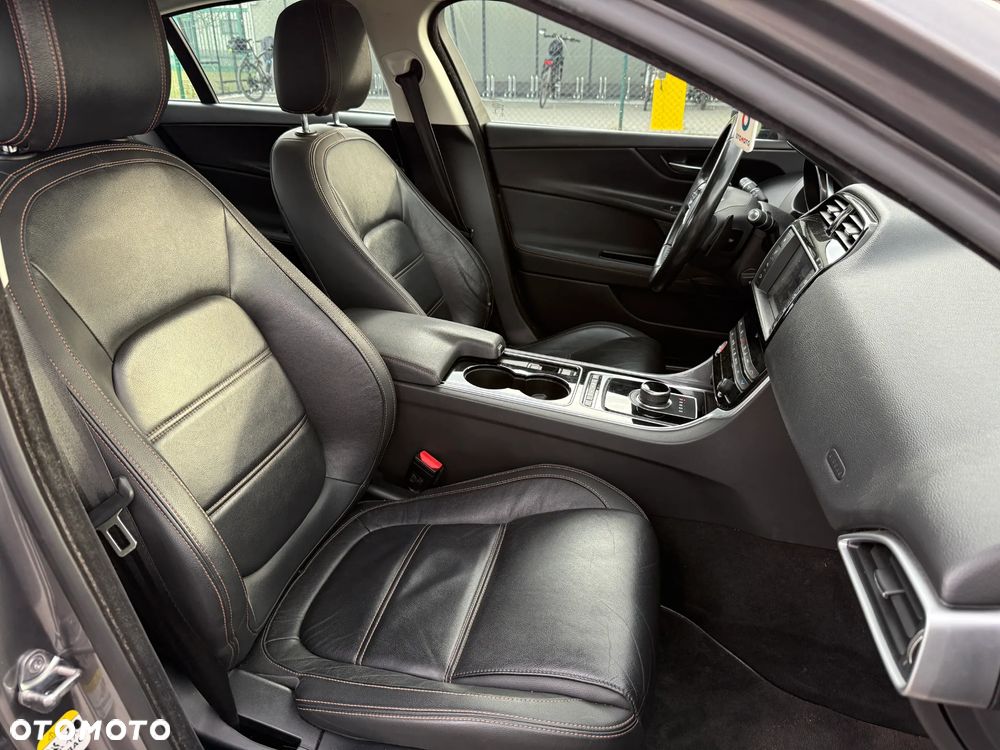 Jaguar XE - 13