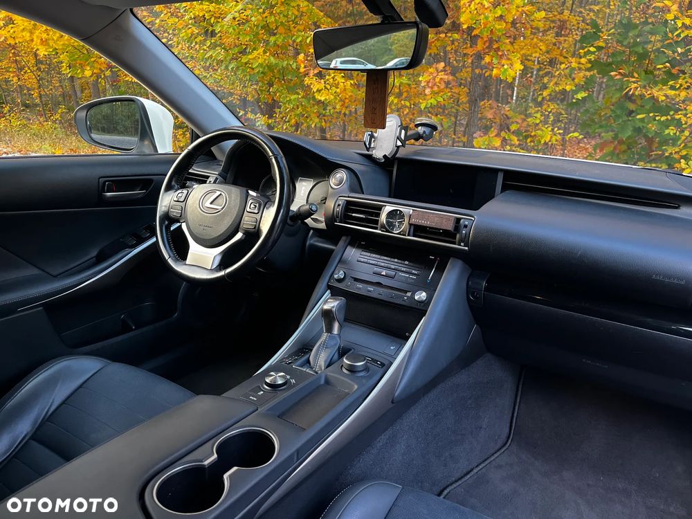 Lexus IS - 25