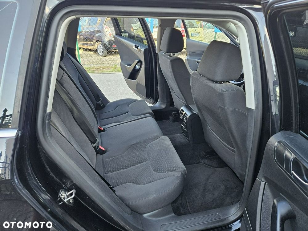 Volkswagen Passat - 11