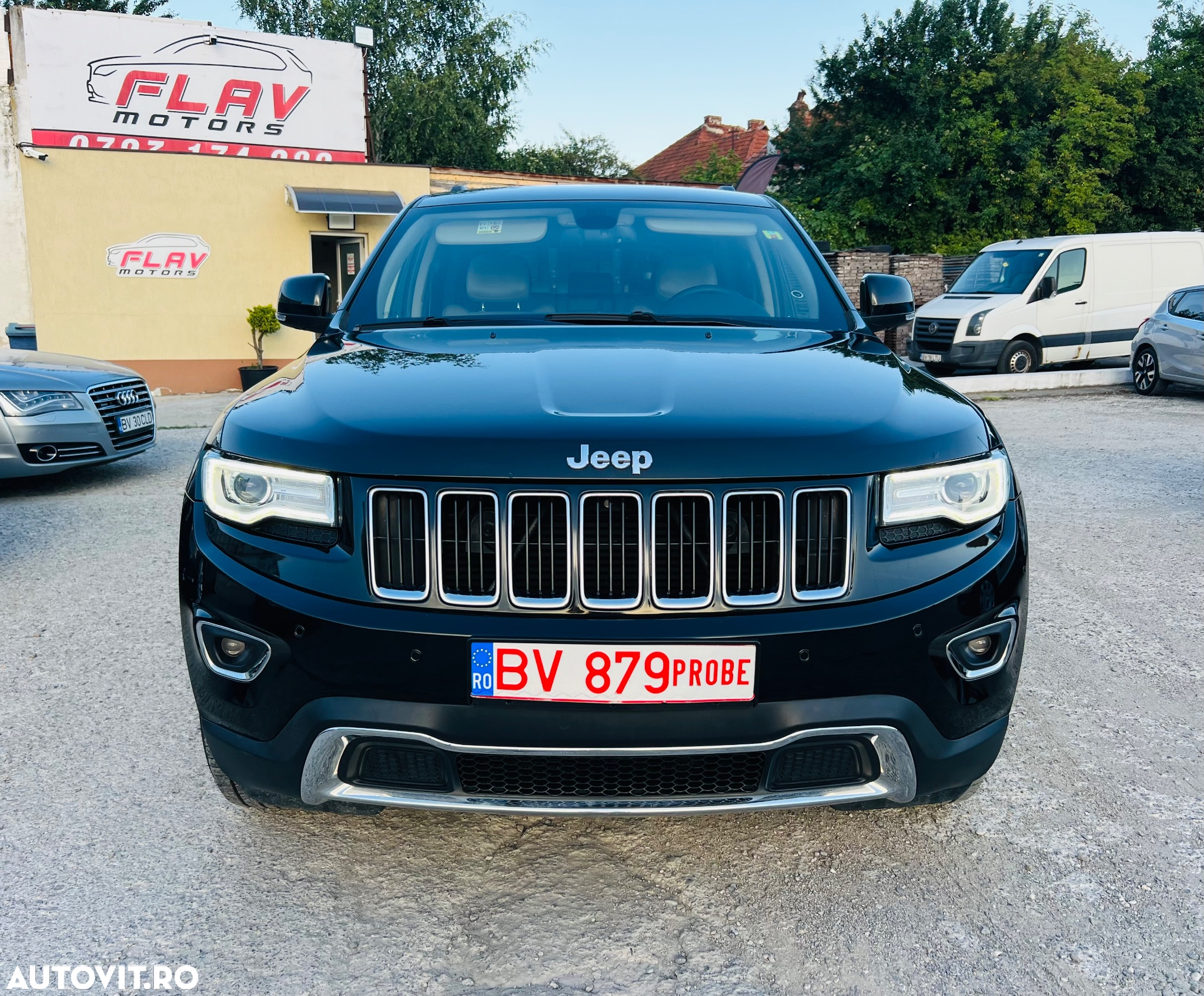 Jeep Grand Cherokee - 32