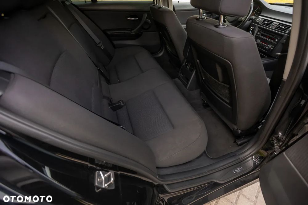 BMW Seria 3 318d DPF Edition Sport - 17