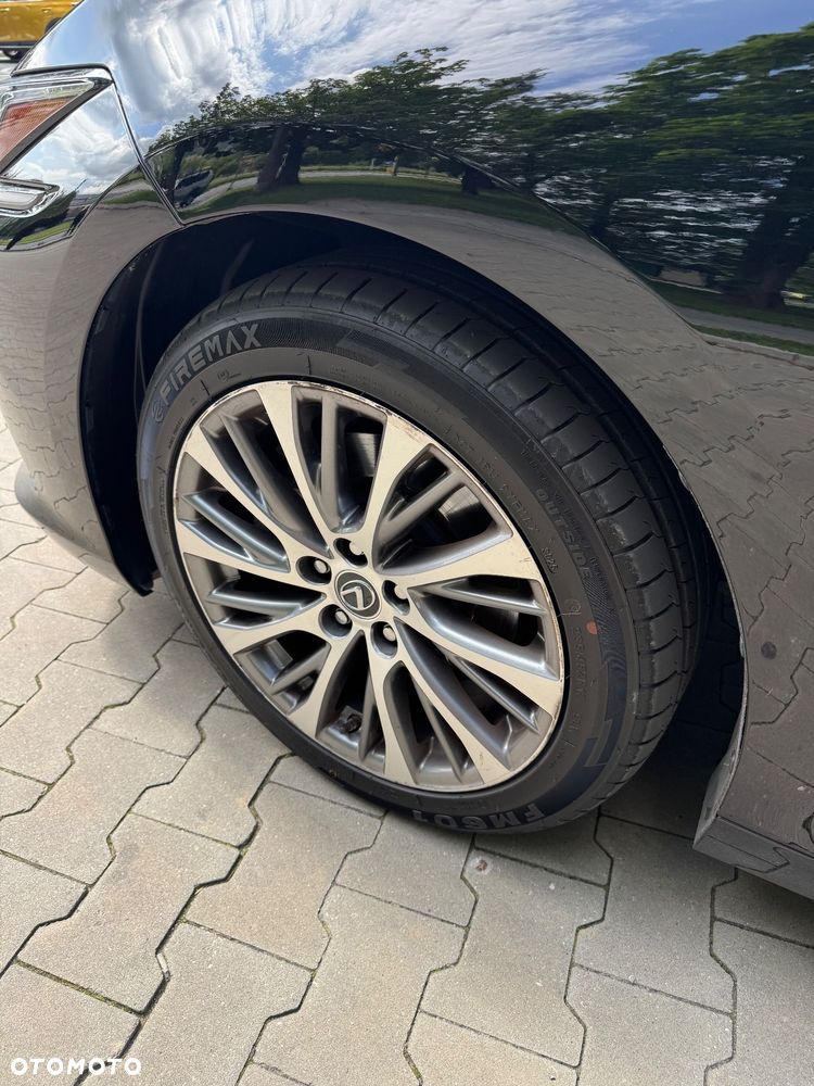 Lexus ES 300h Business Edition + - 31