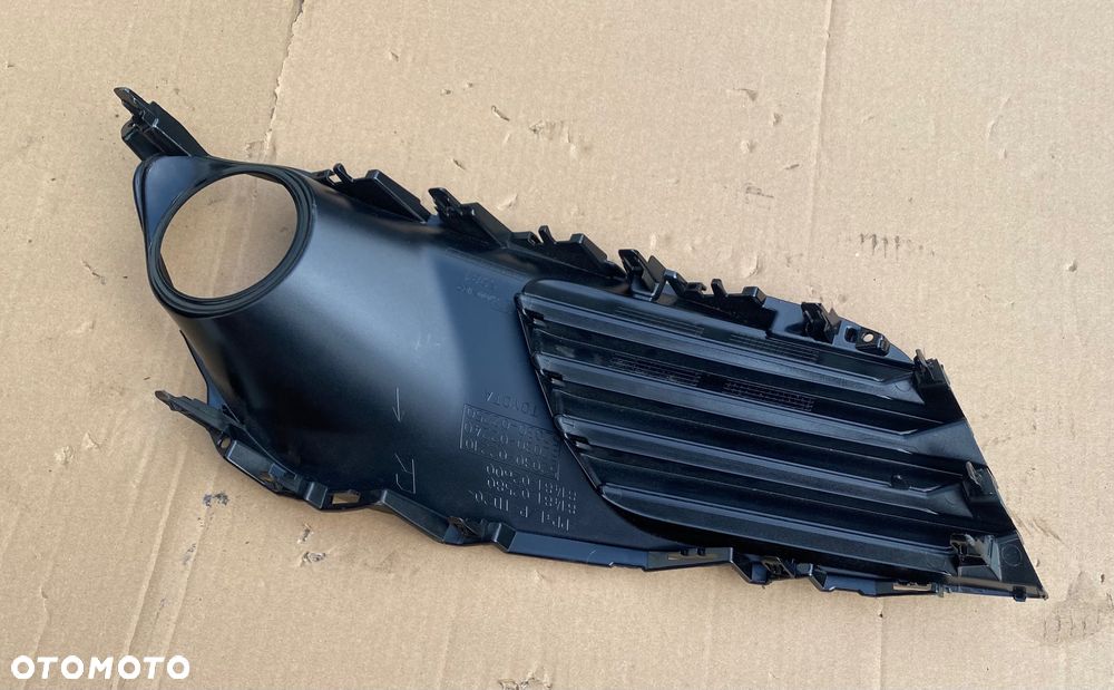 TOYOTA AURIS 2 II lift E180 E18 ORYGINALNA ! ! ! PRAWA KRATKA ZAŚLEPKA RAMKA OSŁONA OBUDOWA HALOGENU NA HALOGEN kratka zderzaka przedniego w zderzak przedni prawy przód 81481-02580 81481-02600 52030-02210 - 8