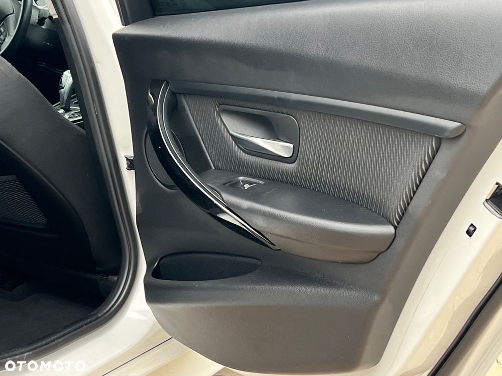 BMW Seria 3 318i - 12