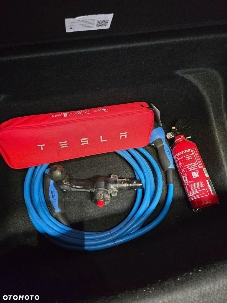 Tesla Model Y - 8