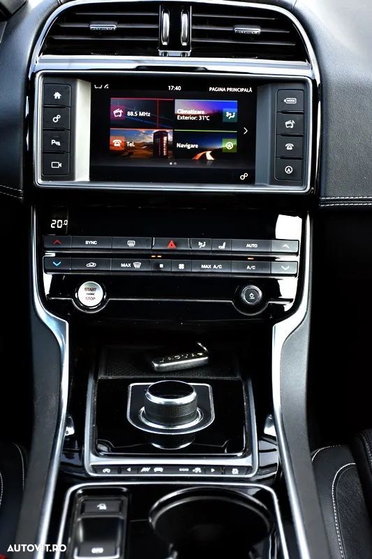 Jaguar XE 2.0 R-Sport - 18