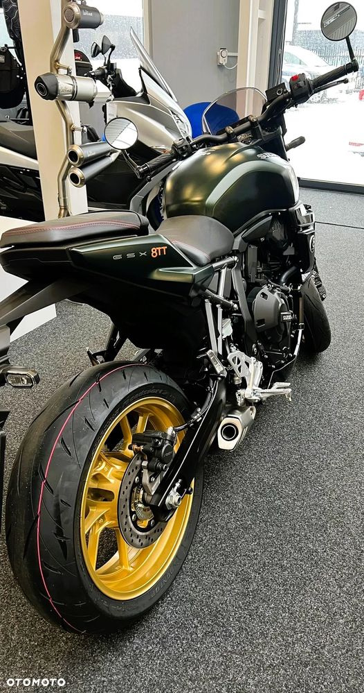 Suzuki GSX - 12