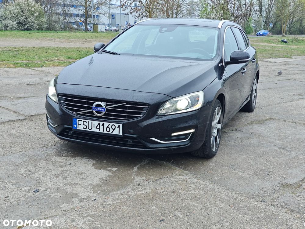 Volvo V60 D6 AWD Plug-in Hybrid R-Design Summum - 3
