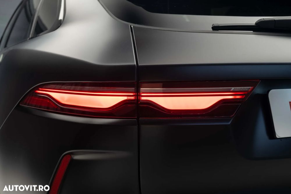 Jaguar F-Pace P550 AWD SVR - 16