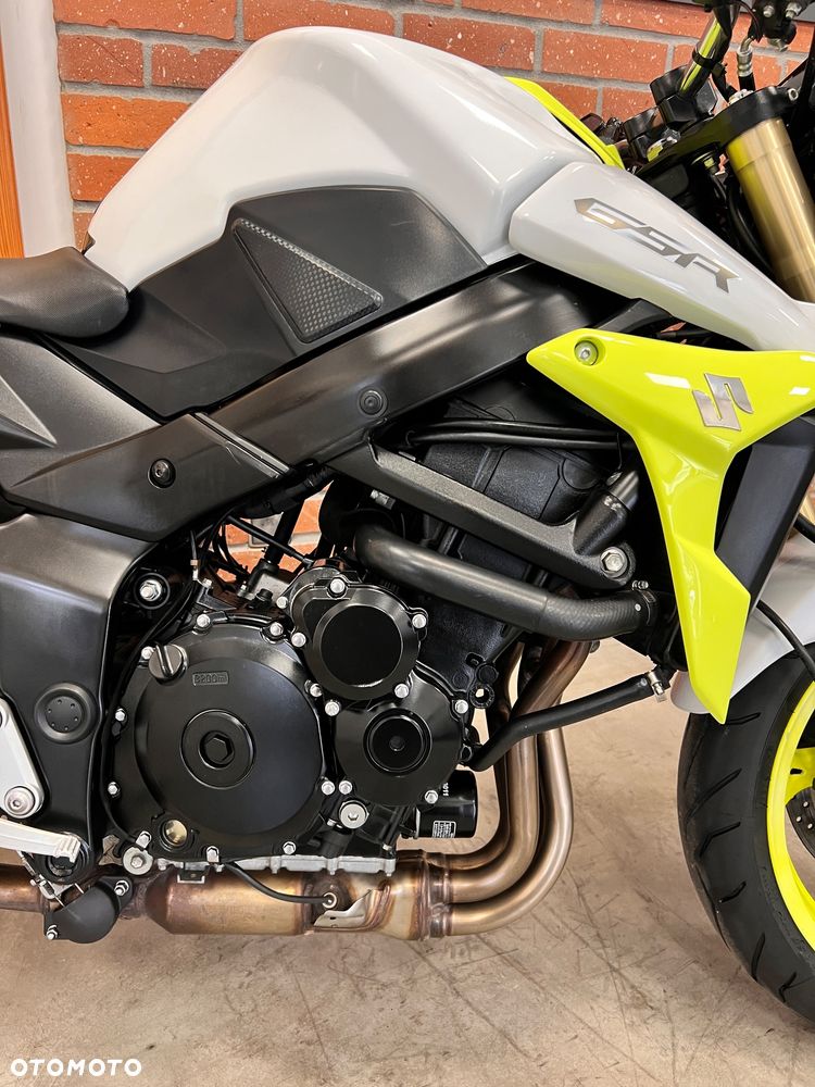Suzuki GSR - 8