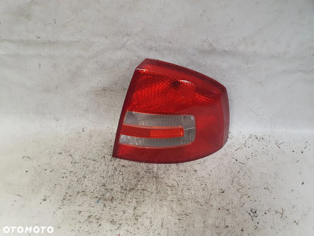 .  TYL TYLNA LAMPA PRAWA SKODA OCTAVIA 2 SEDAN - 2