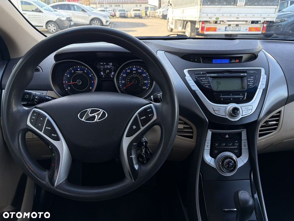 Hyundai Elantra - 13