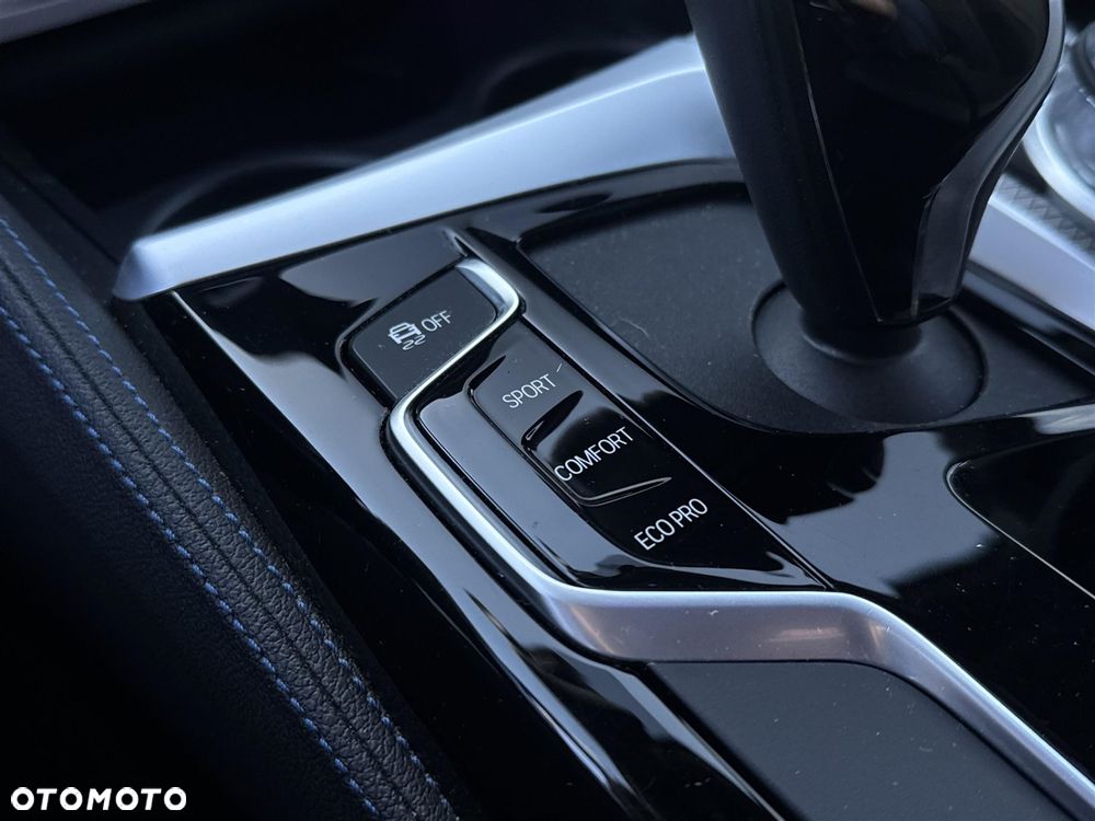 BMW Seria 5 520d xDrive - 14