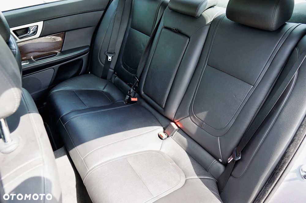 Jaguar XF 3.0 V6 D Luxury - 21