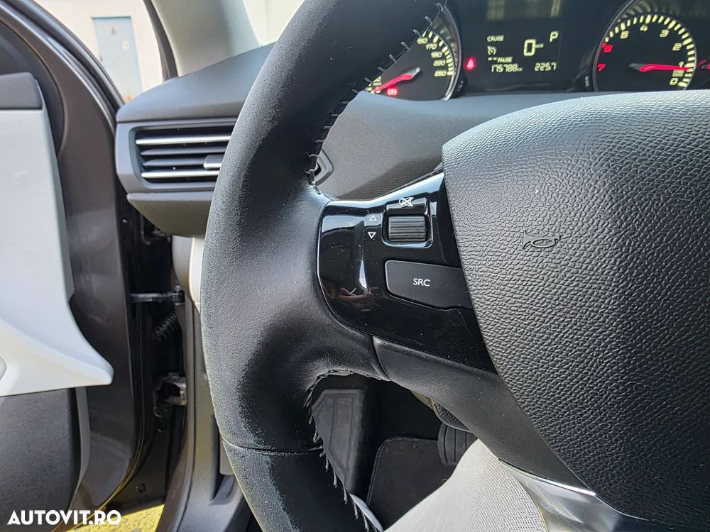 Peugeot 308 1.2 L PureTech Turbo S&S Allure Aut. - 22