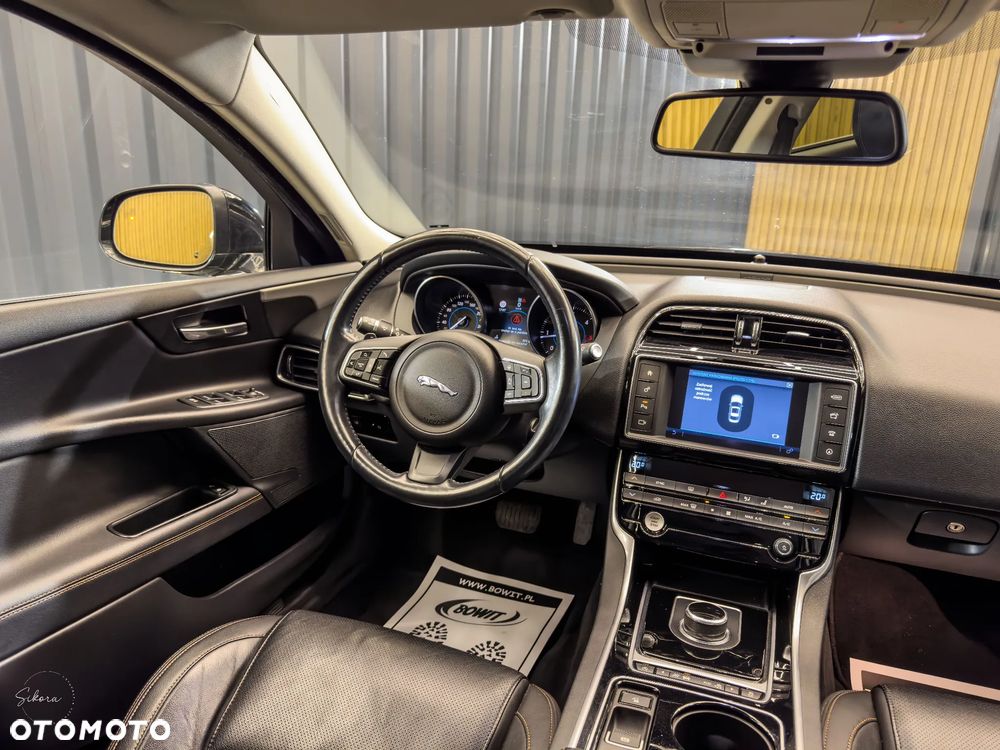 Jaguar XE 20d Prestige - 18