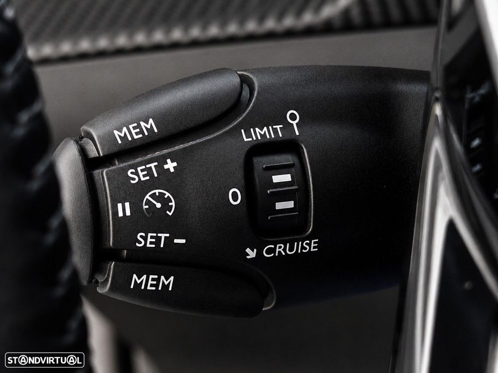 Peugeot 2008 1.2 PureTech Allure EAT8 - 33