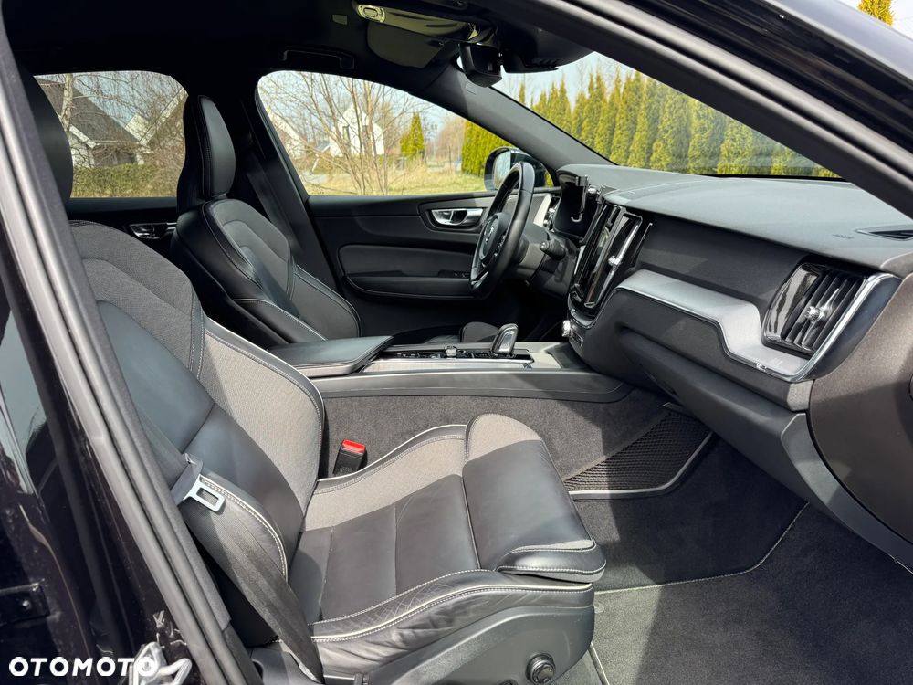 Volvo XC 60 B5 D AWD R-Design - 22