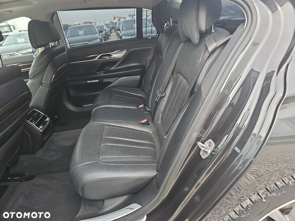 BMW Seria 7 740Le xDrive iPerformance - 12