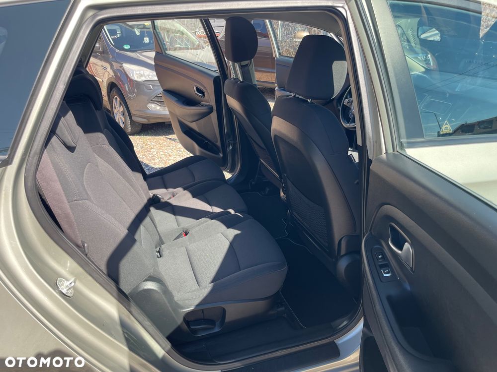 Kia Carens 1.6 GDI Dream Team Edition - 8