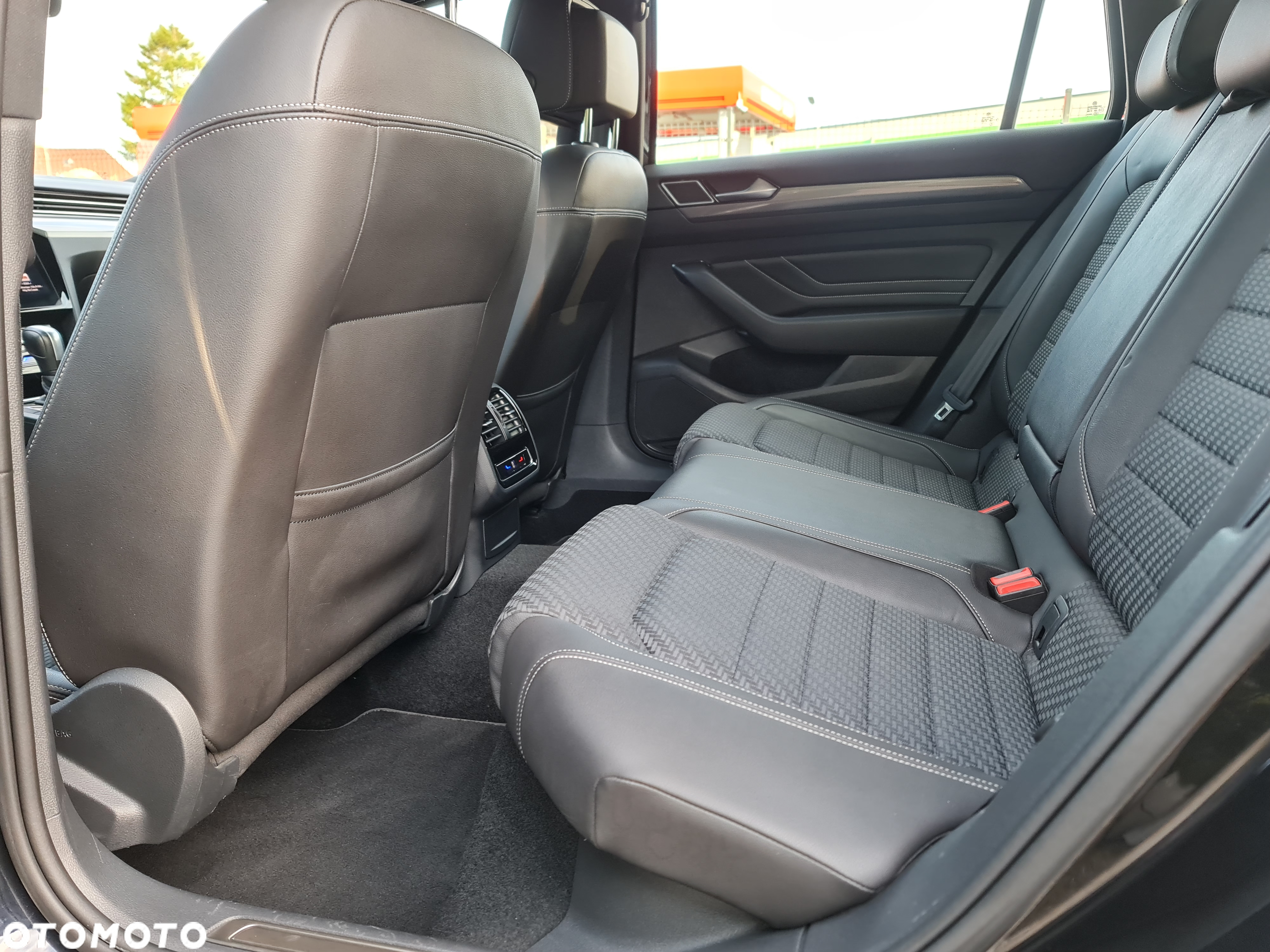Volkswagen Passat Variant 2.0 TDI SCR DSG R-Line - 4