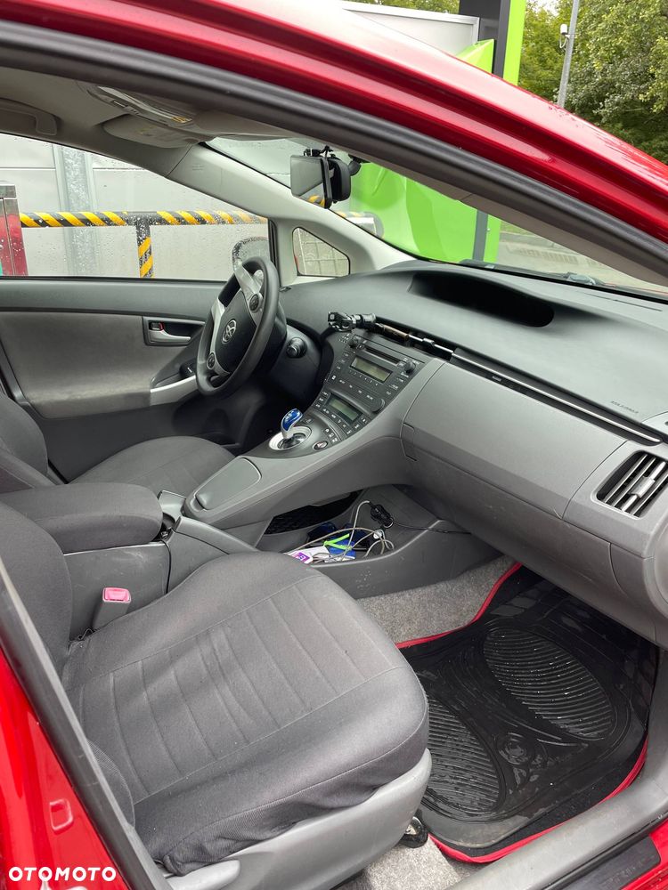 Toyota Prius (Hybrid) - 13