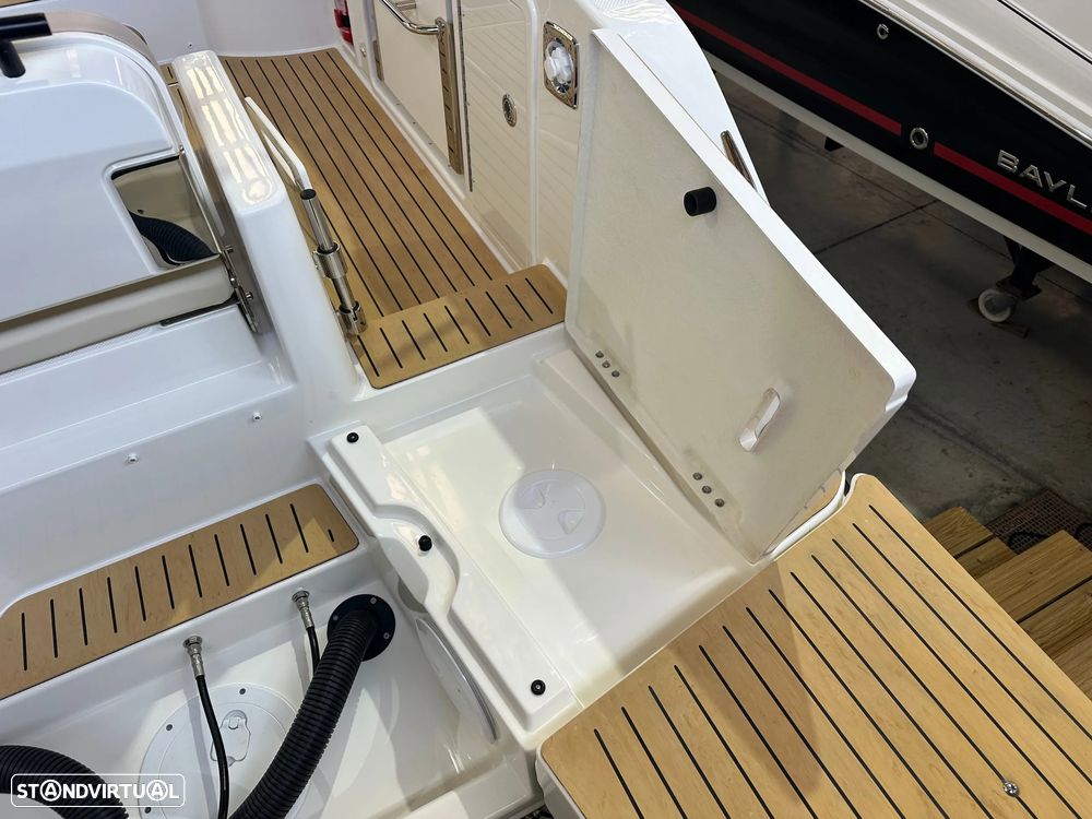 Quicksilver Activ 875 Sundeck - 11