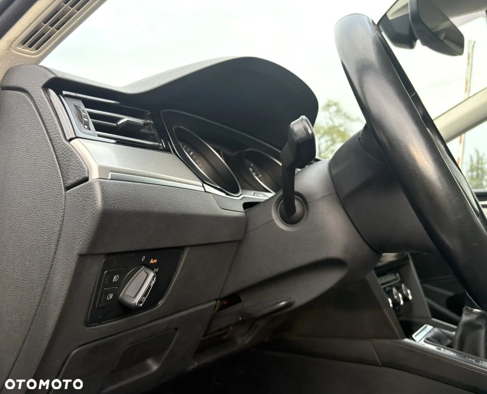 Volkswagen Passat 2.0 TDI SCR Highline - 13