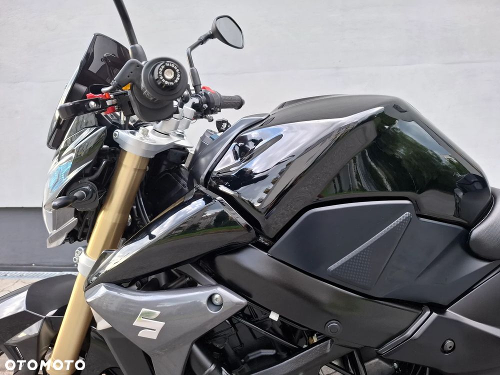 Suzuki GSR - 35